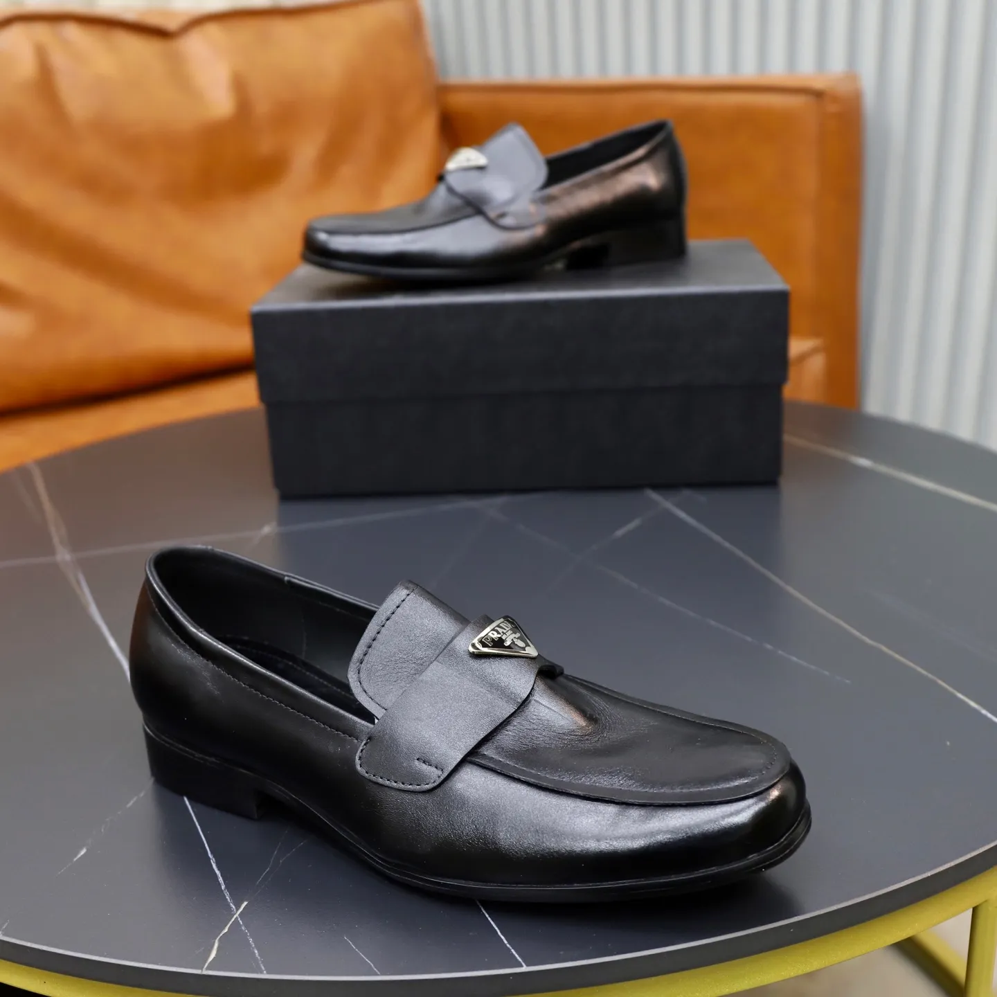 Ex-factory price: 520💰[PRADA] Prada's new casual men's shoes are launched in Hong Kong counters. Official website 1:1 production. Italian washed cowhide + water-dyed leather lining. Designed by European and American masters. Perfect shape to create counter quality, solid color rubber wear-resistant outsole and classic dazzling head! Super versatile and very comfortable. High-end without losing taste, fashionable and novel! ! Absolute focus! 3 colors available! Code number 38-45